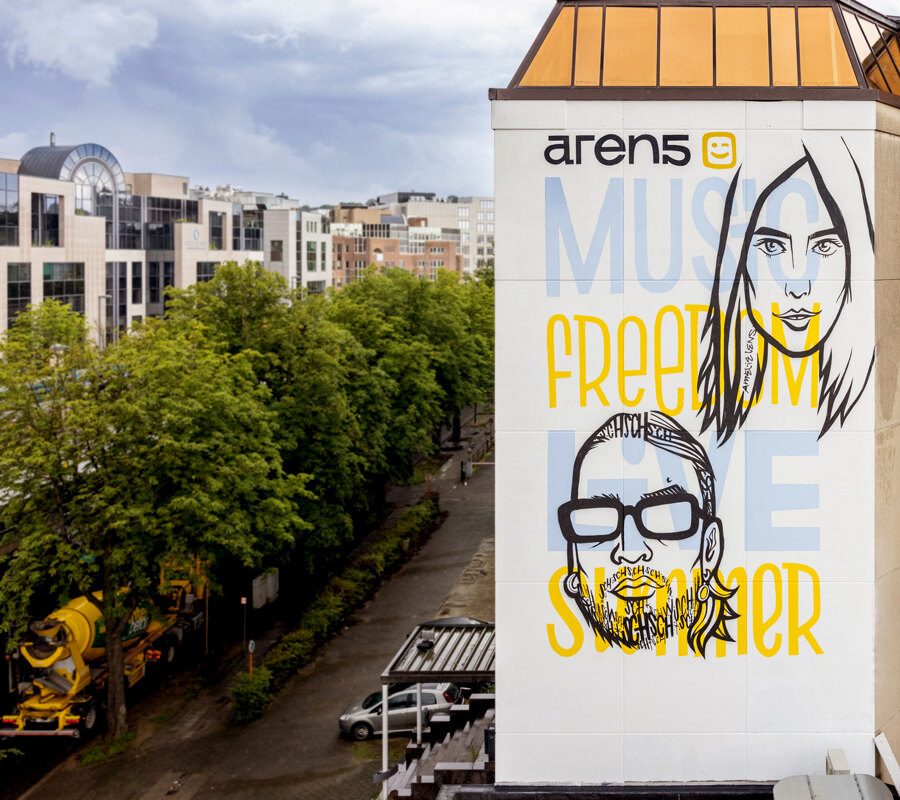 Arena5 onthult imposante fresco met Amelie Lens en SCH