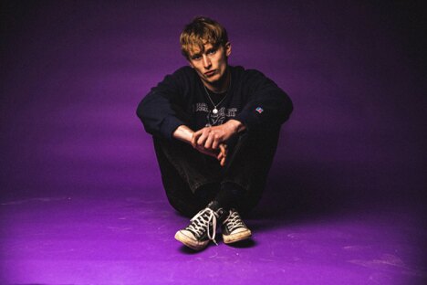 18-year old indie-pop newcomer Maxwell Varey shares groove-led new single 'Psycho'