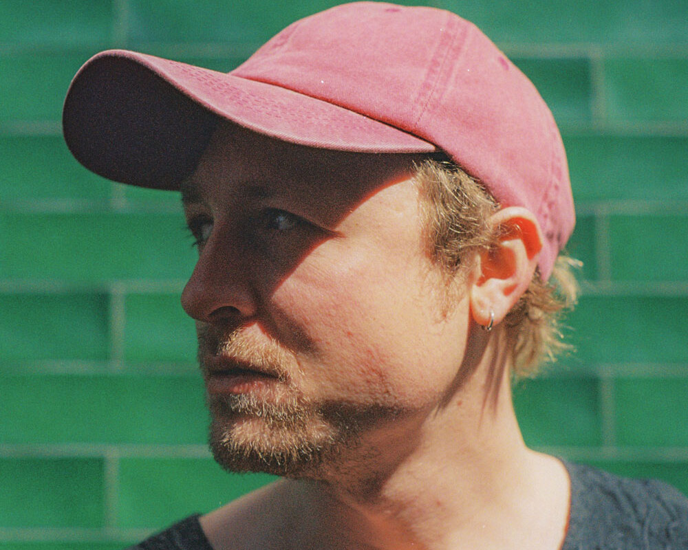 Guy Pek, drummer van Grenadeers, releaset op 3 september veelzijdige eerste solo EP 'Mixed Messages'