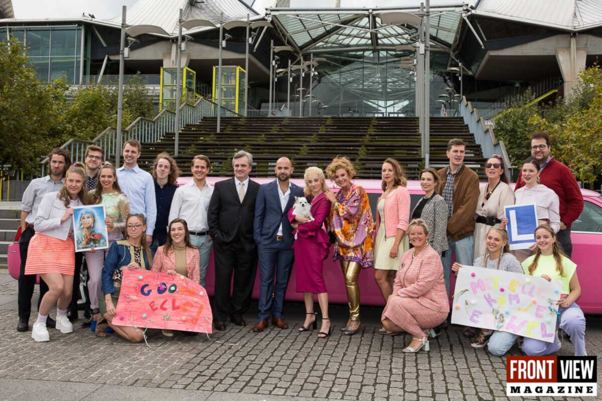 Cast musical Legally Blonde maakt opvallende entree aan gerechtsgebouw Antwerpen