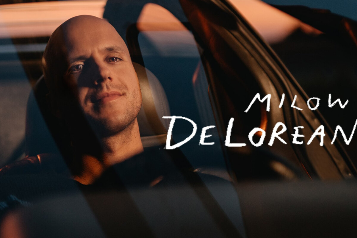 Milow rijdt voor het eerst met een echte Delorean!