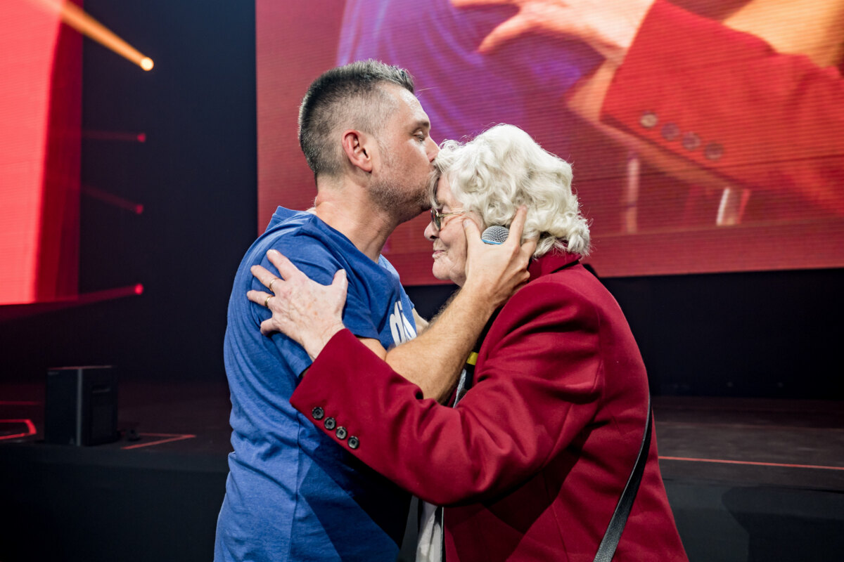 91-jarige bomma Irma steelt de show op ‘I love the 90’s’