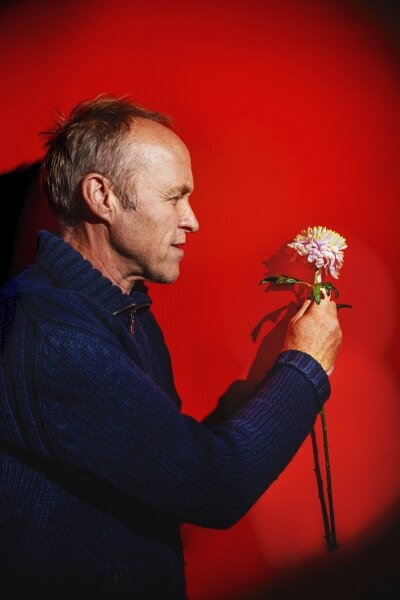Interview Stef Bos over solo tour ‘Bloemlezing 21’  Echte verwondering? Mensen!    