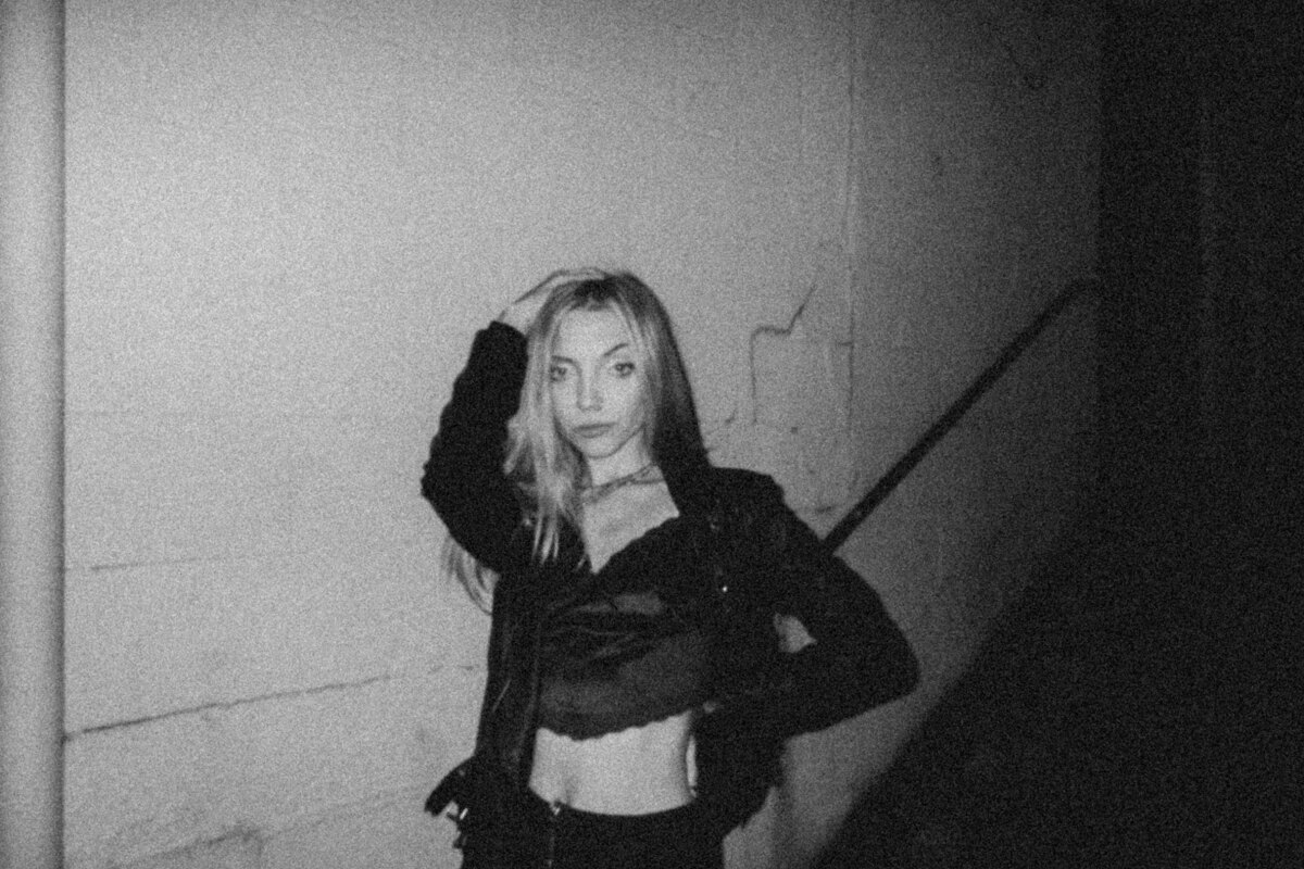 Rising Pop Artist Ravive Unleashes New Song "Social Shit"