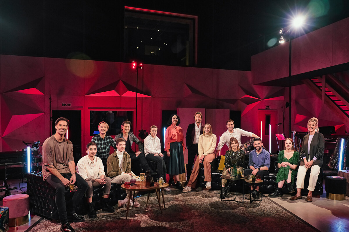 Artiesten van Liefde voor Muziek steken jongeren en hun leerkracht een hart onder de riem in ‘Liefde voor Muziek Special’