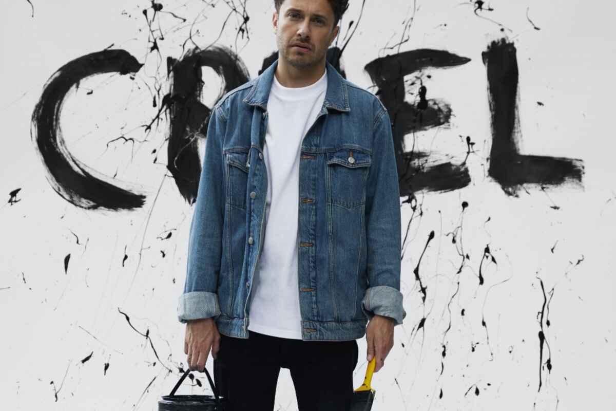 Ross Harris enlists Lawson's Joel Peat on 'CRUEL' live video