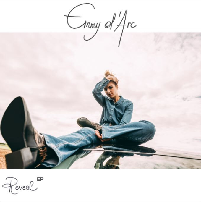 Emmy d'Arc stelt voor "Reveal"