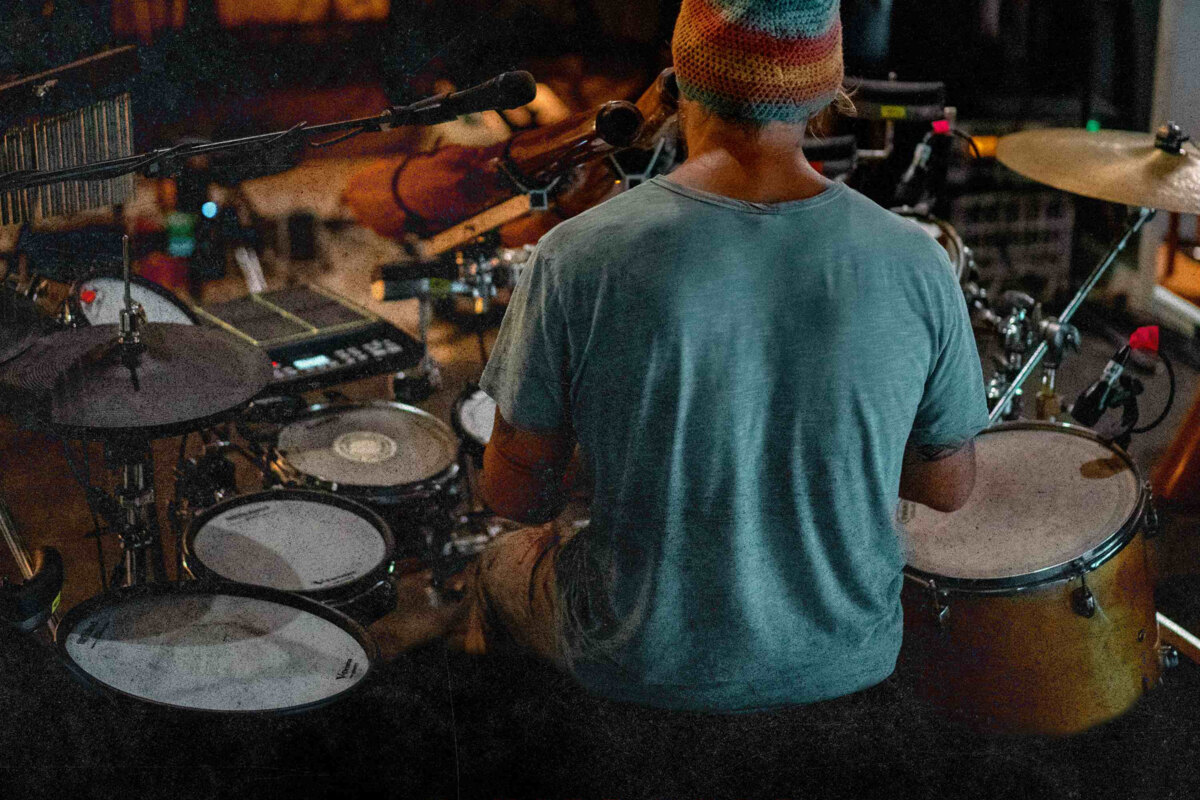 Nieuwe single ‘Ball and Chain [feat J-MILLA]’ van Xavier Rudd van album ‘Jan Juc Moon’ dat 25 maart verschijnt