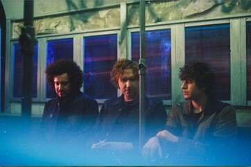 The Kooks announce their sixth studio album, ‘10 TRACKS TO ECHO IN THE DARK’, which will be released on July 22nd via Lonely Cat / AWAL Recordings 