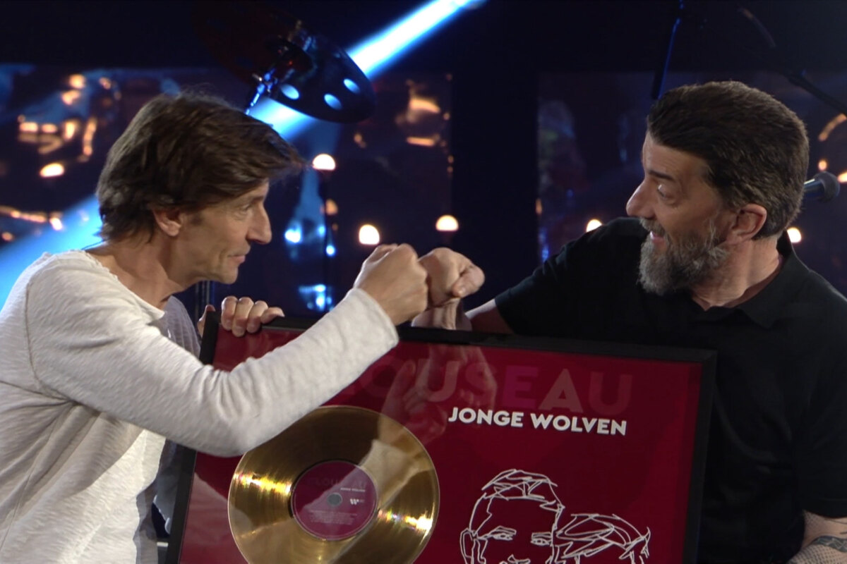 Clouseau speelt unieke showcase bij Eén en ontvangt gouden award voor hun plaat 'Jonge Wolven'! 