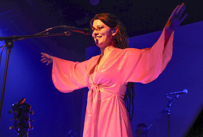 Camilla Blue, lady in red met authentieke stijl tijdens album release show in Effenaar