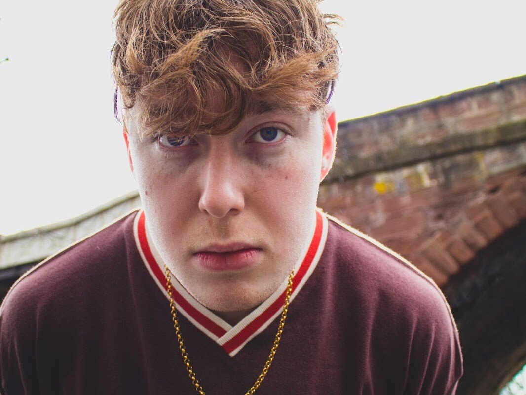 Davie Blair introduces a brand new single titled “Platform 10.”