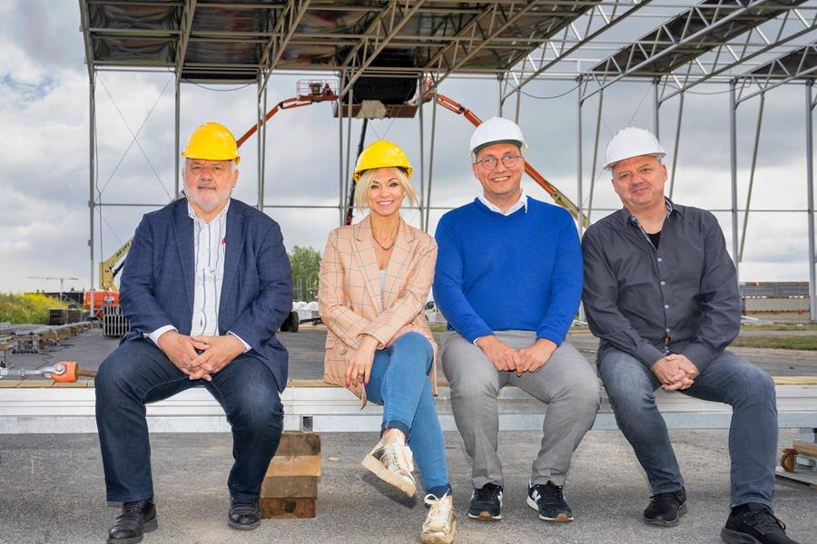 Schlagerkoningin Laura Lynn kwam in Middelkerke een handje toesteken bij de opbouw van de Proximus Pop-Up Arena!