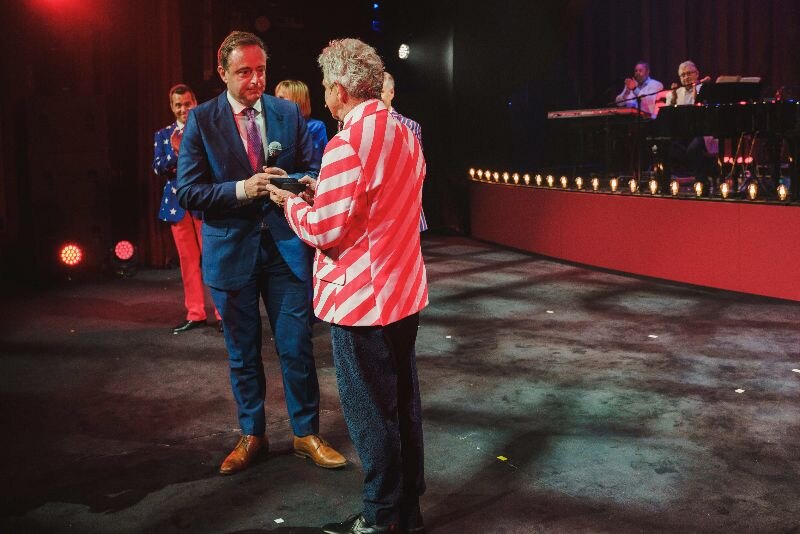 Jan Van Dyke ontvangt erepenning van de Stad Antwerpen op laatste voorstelling van "Jan Van Dyke - De Show van m'n Leven".
