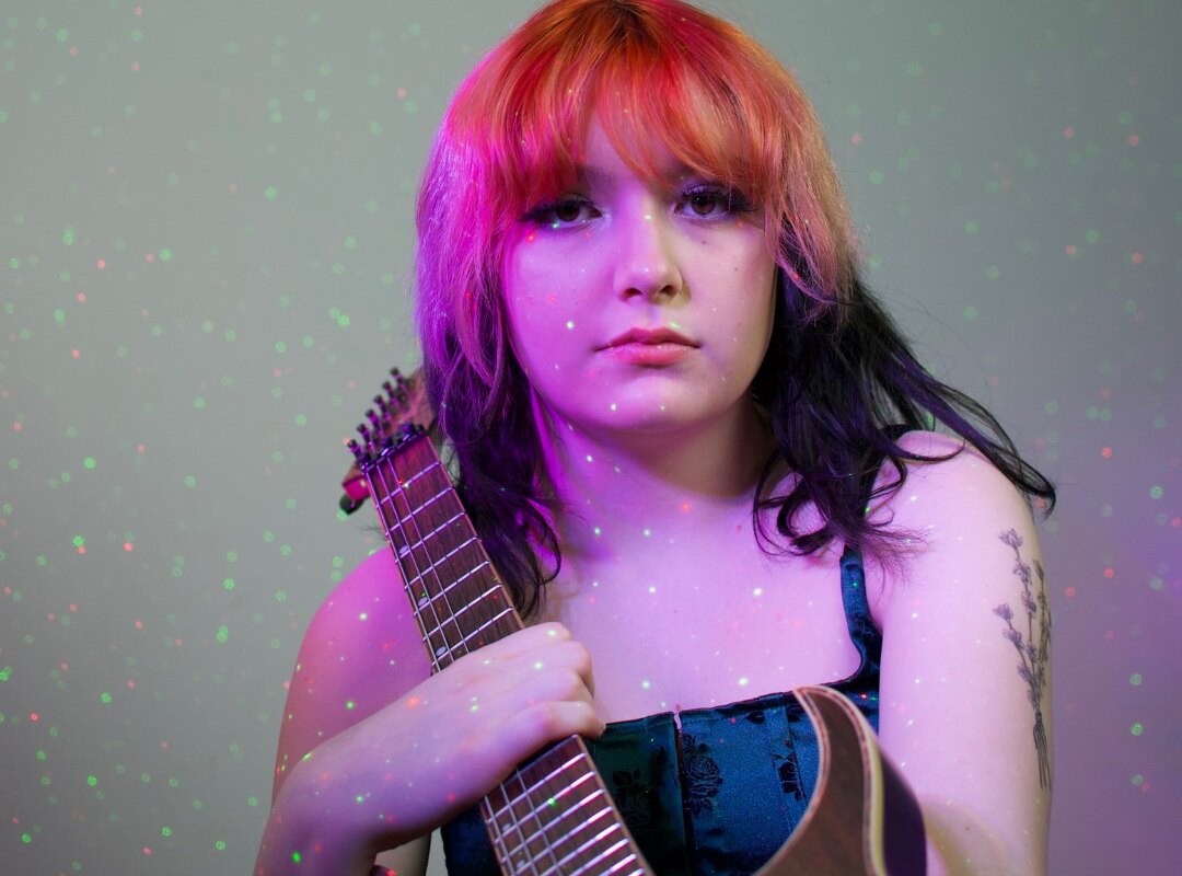 Pinkfiz has just dropped her new single "ON YOUR KNEES".