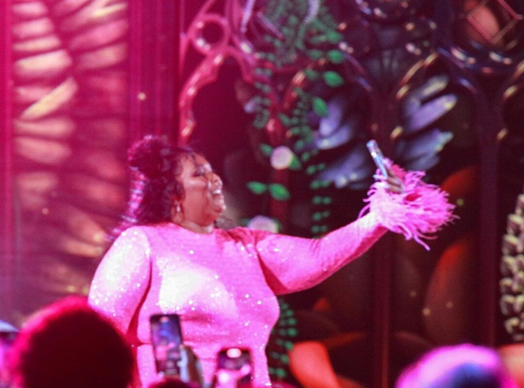 Lizzo viert album release met  verschillende optredens en eigen metaverse