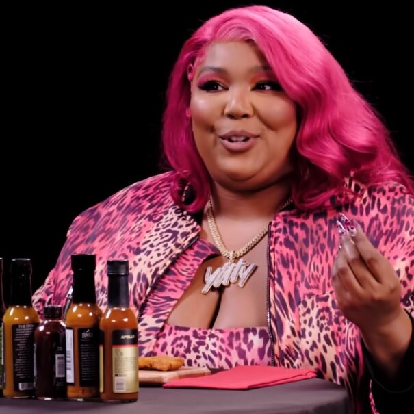 Lizzo gaat Hot Ones- uitdaging aan