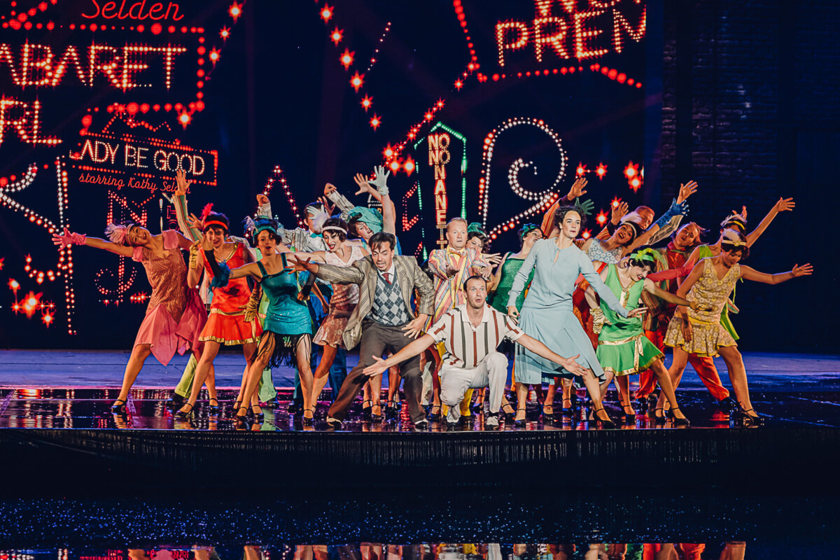 Het regent applaus op de première van spektakelmusical Singin' in The Rain. 