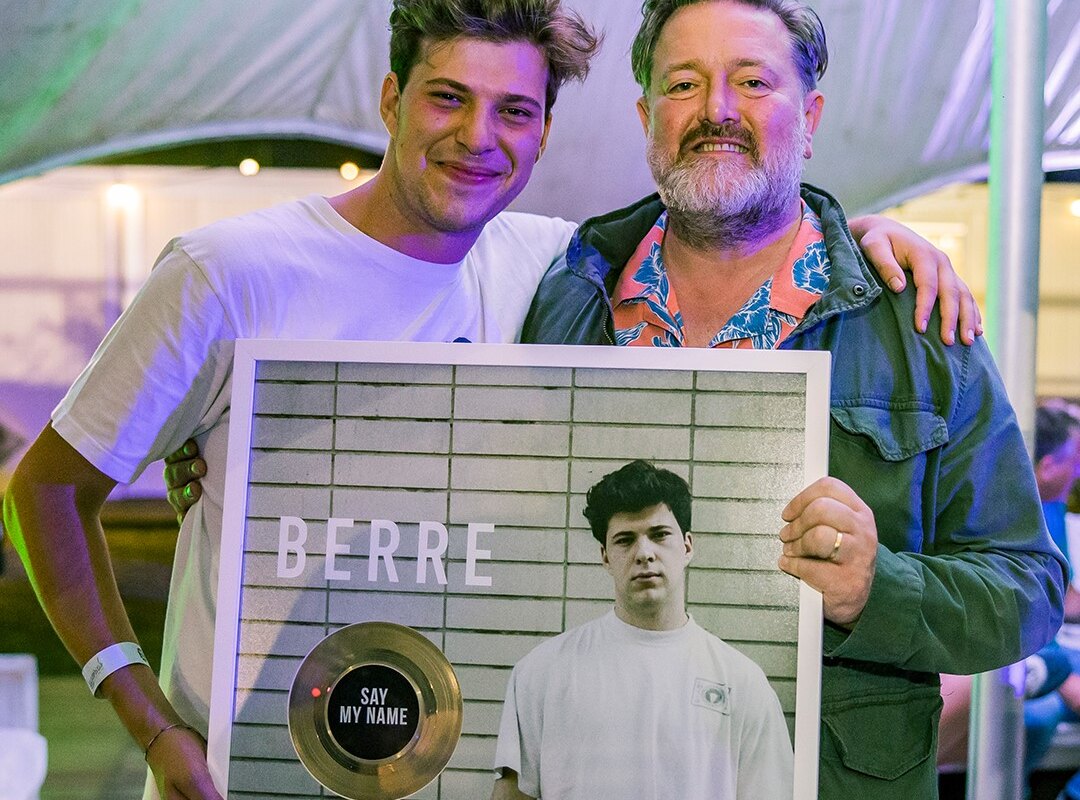 Berre krijgt gouden plaat uit handen van Guy Garvey