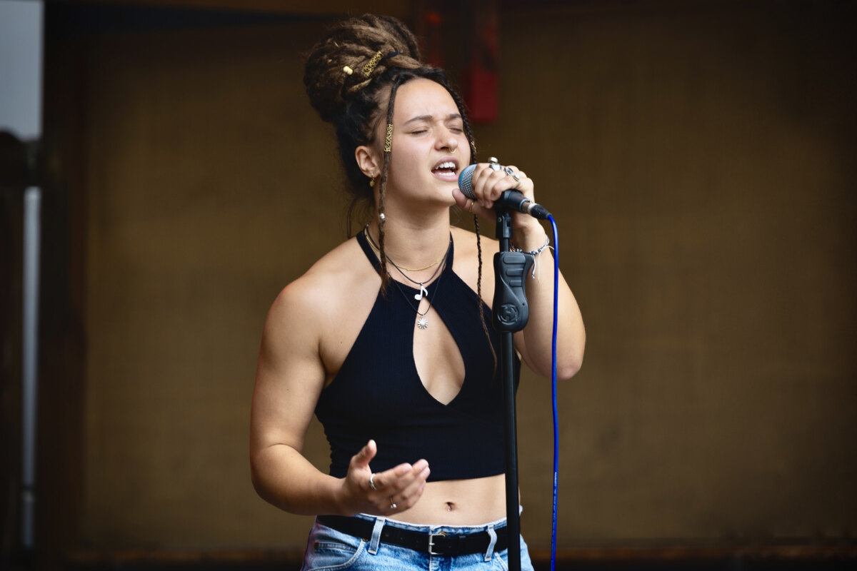 Yasmine Alves stelt voor 'Wrong but yet so Good'