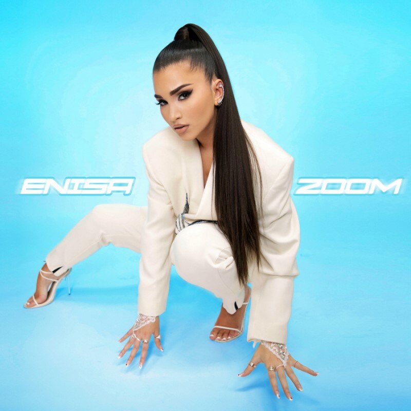 Enisa has shared an in-studio performance of her latest single "Zoom". 