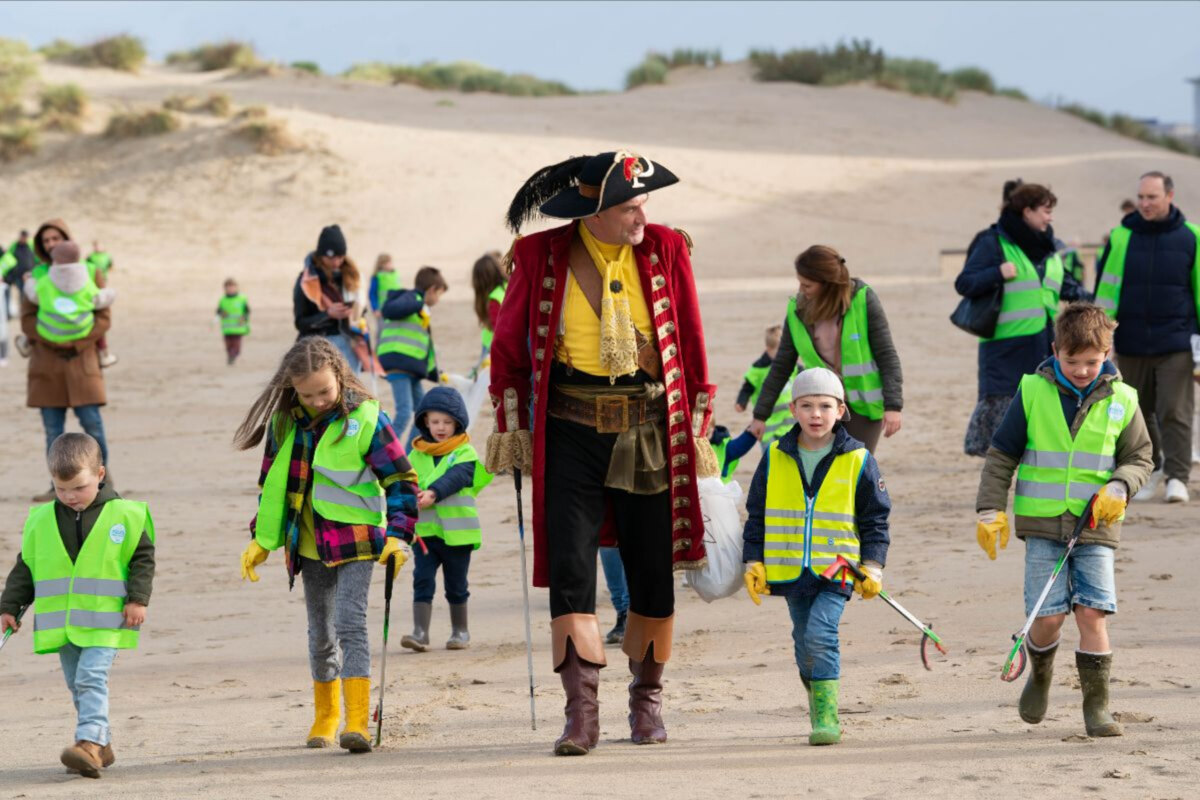 Piet Piraat maakt strand schoon naar aanleiding van nieuwe show