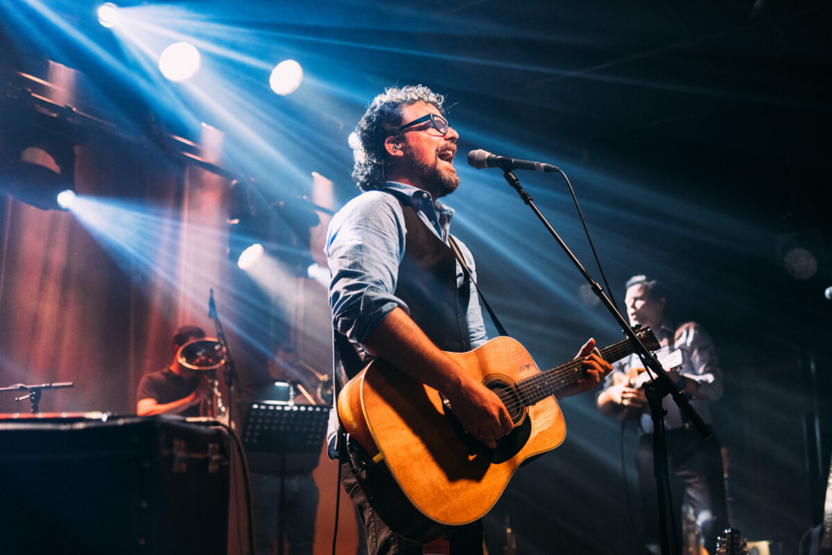 Buurman met verhalen en hits die niemand onberoerd laten. Nog tot en met april '23 in de Vlaamse theaters