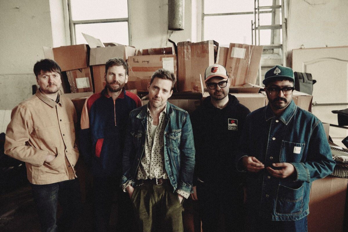 Kaiser Chiefs show you How 2 Dance