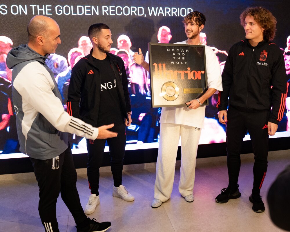 Oscar and The Wolf ontvangt gouden award voor hit-single ‘Warrior’