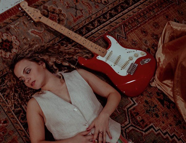 Izzy Mahoubi Unveils Music Video For “Hang Around”