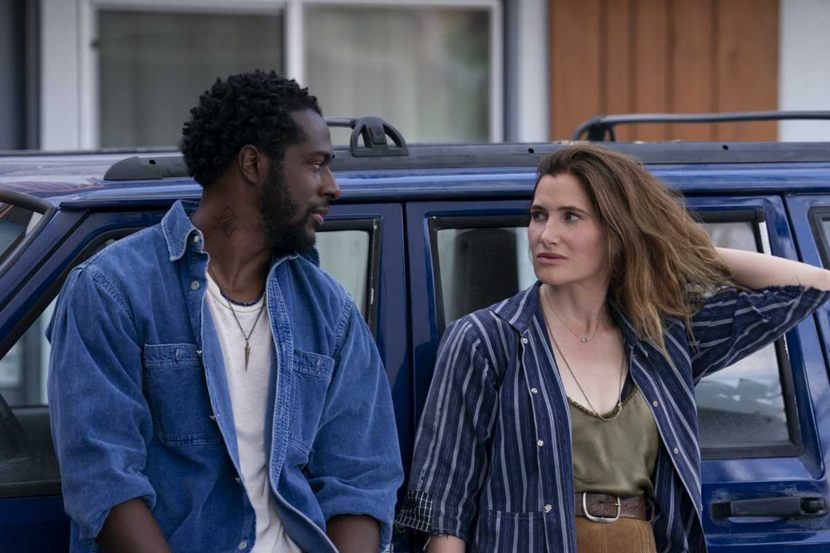 Disney+ onthult de eerste beelden van "Tiny Beautiful Things" met Kathryn Hahn