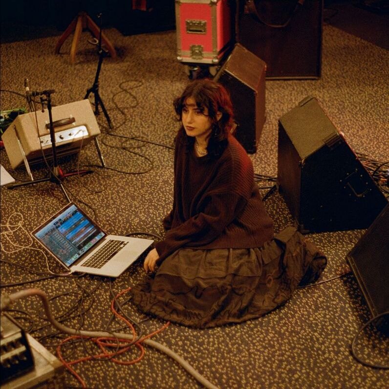 Naaz kondigt de komst aan van haar debuutalbum Never Have I Ever