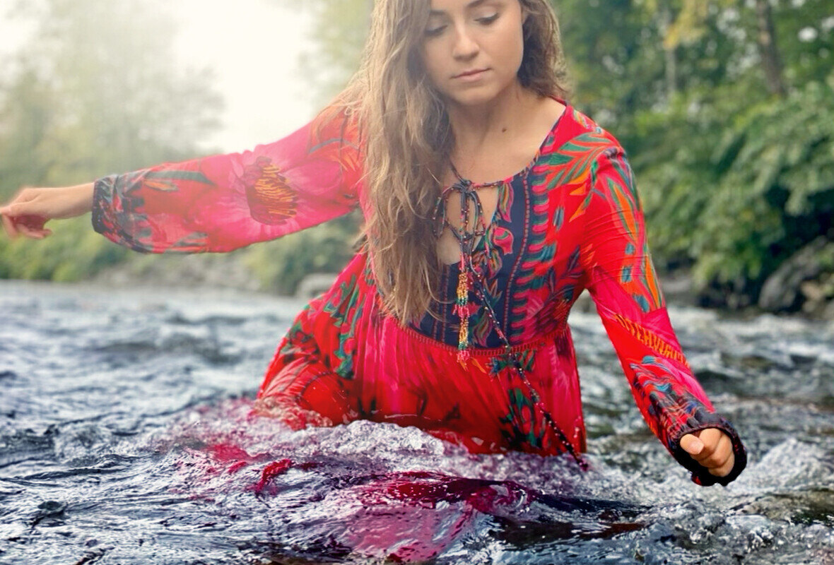 Singer/Songwriter Julia Poorman Releases New Single "Upsteam" to all major platforms!