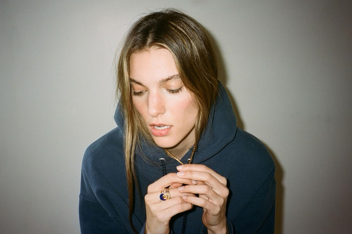 Charlotte Cardin stelt album '99 Nights' voor in La Madeleine