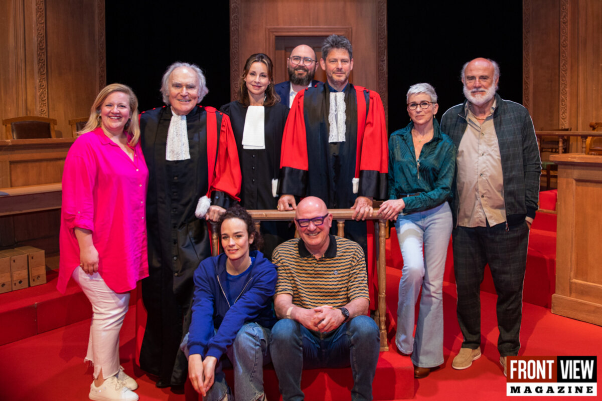 Aanwezig publiek op feestelijke voorstelling theaterstuk Assisen V - de pizzamoord smult van een pittig assisenproces.