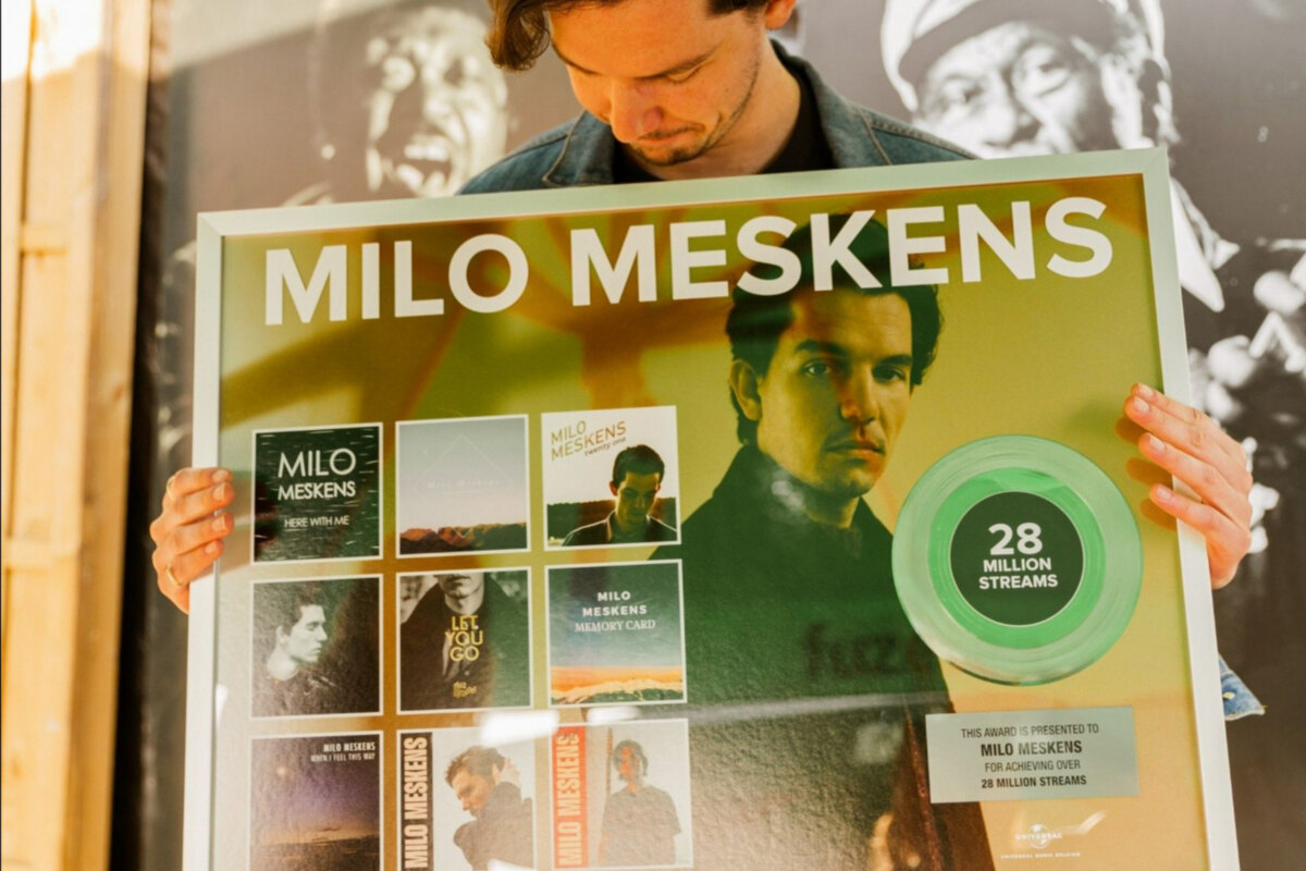 Milo Meskens ontvangt award voor meer dan 28 miljoen single streams