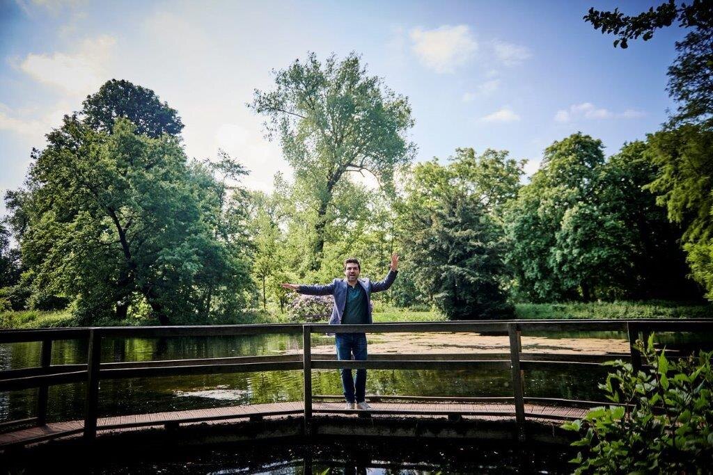 Hans Primusz dirigeert megakoor tijdens De Grote Schijn, Rivierenhof