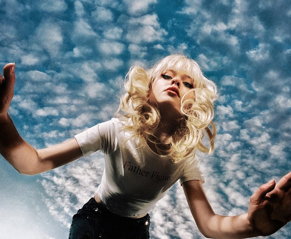 Maisie Peters lanceert The Good Witch