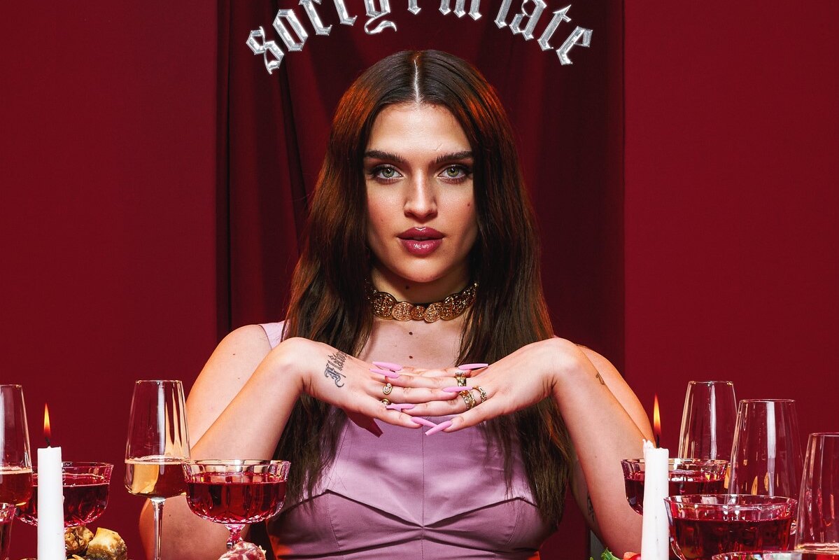 Mae Muller Announces Debut Album ‘Sorry I’m Late’