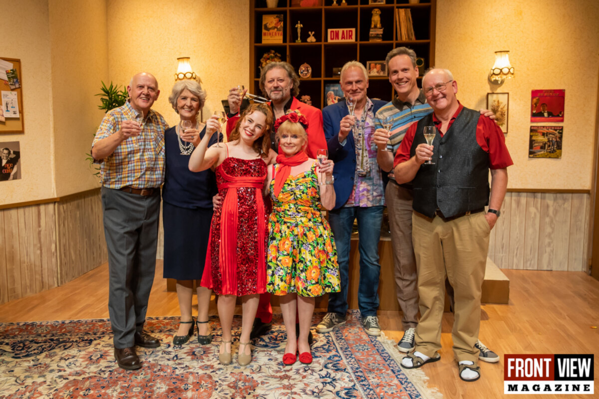 Bekend Vlaanderen geniet van de zomerse première van de zomerkomedie Minerva Veur Altijd  in het Fakkeltheater.