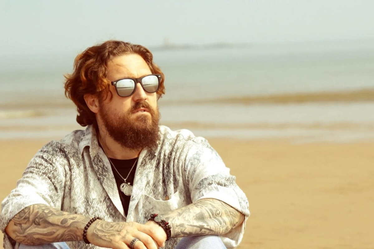  Welsh Rockers Holy Coves, release new music and accompanying video for 'Away We Go' from their critically acclaimed album 'Druids and Bards'.