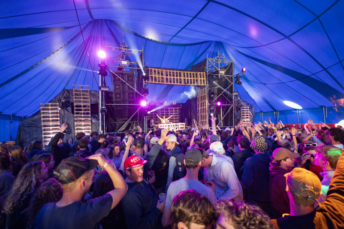 Uitverkochte zaterdag van Festival Dranouter 2023 met 16.000 festivalgangers