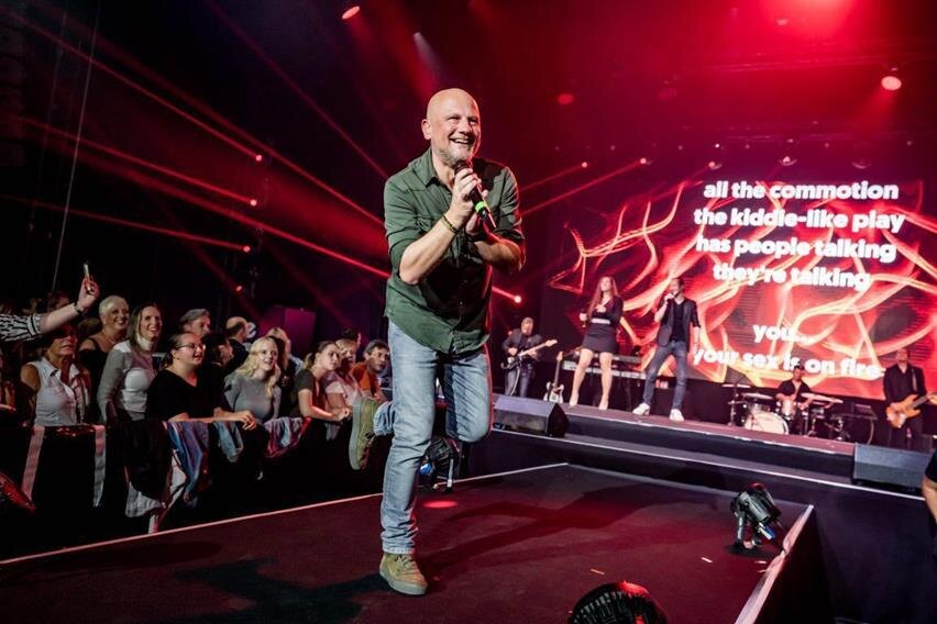 Raf Van Brussel debuteert volgend jaar op de Flower Power-editie van Het Schlagerfestival!