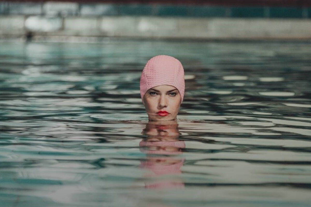 Grandiose synchronised swimming in Erin K's 'Breathe' video
