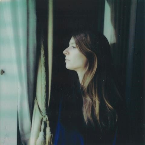 Aure lanceert Dans La Plaine | een poëtisch folk chanson à la Françoise Hardy of Sybille Baier.