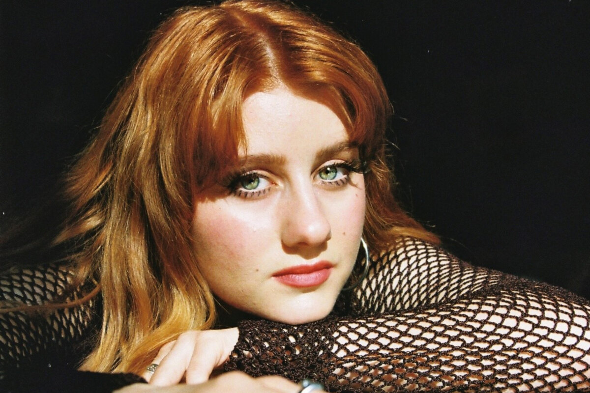 Eliza Oakes teases forthcoming EP with inspiring new offering “Heaven In Your Eyes”