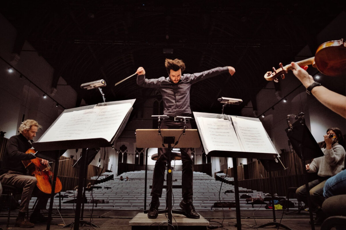 28-jarige West-Vlaamse dirigent Martijn Dendievel opent het nieuwe concertseizoen