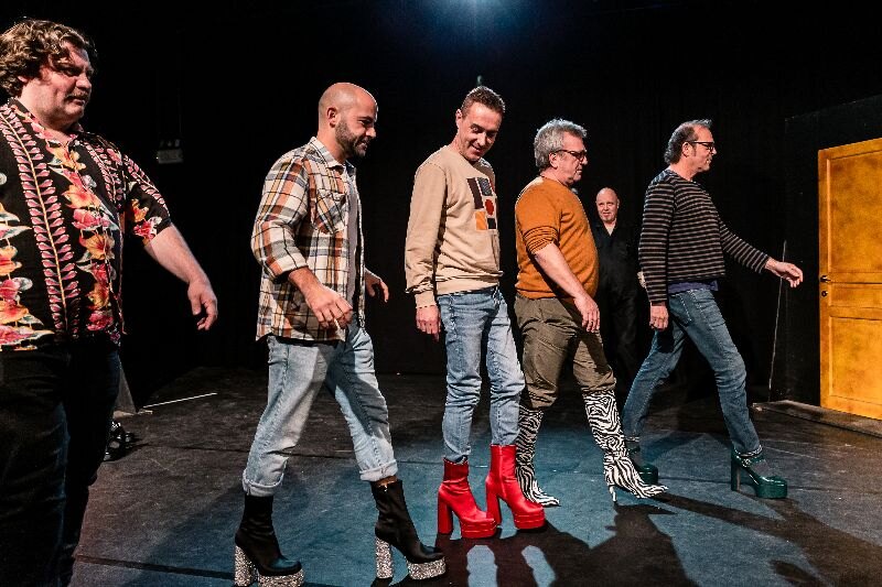 Drag queen Sally Monella leert collega-acteurs elegant op hakken te lopen.