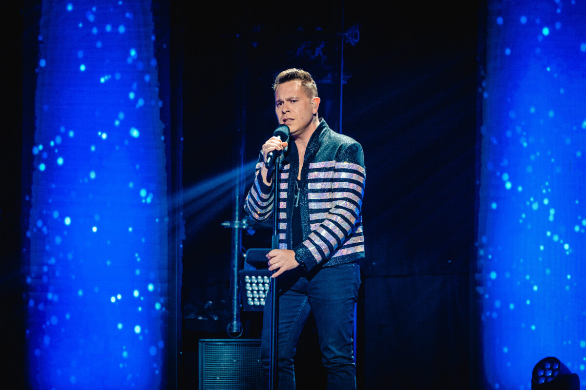 Zingend gemeenteraadslid ruimt het stadhuis in voor het Starstruck-podium