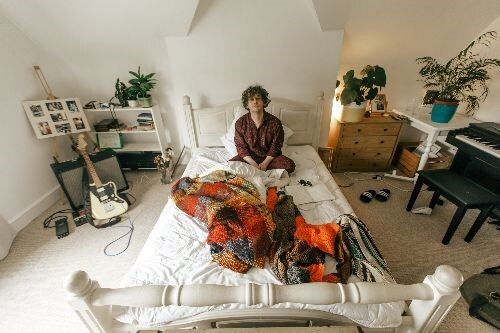 Bill Ryder-Jones shares new song “I Hold Something In My Hand”